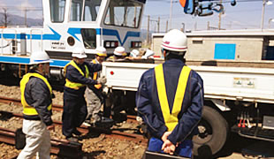 踏切まで軌陸車を移動